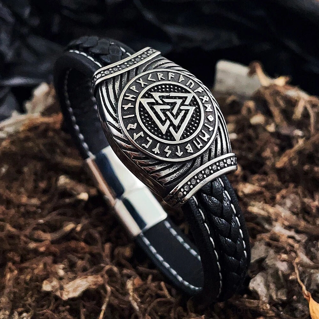 Wikinger Armband aus Leder mit Valknut Symbol und Runen, Handgelenk Ansicht