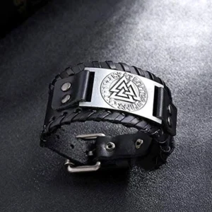 Wikinger Armband aus Leder mit zentralem Valknut Symbol und nordischen Runen