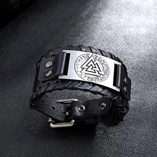 Wikinger Armband aus Leder mit zentralem Valknut Symbol und nordischen Runen