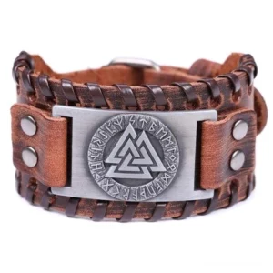 Nahaufnahme des gefertigten Wikinger Armband mit Valknut und Runenkreis