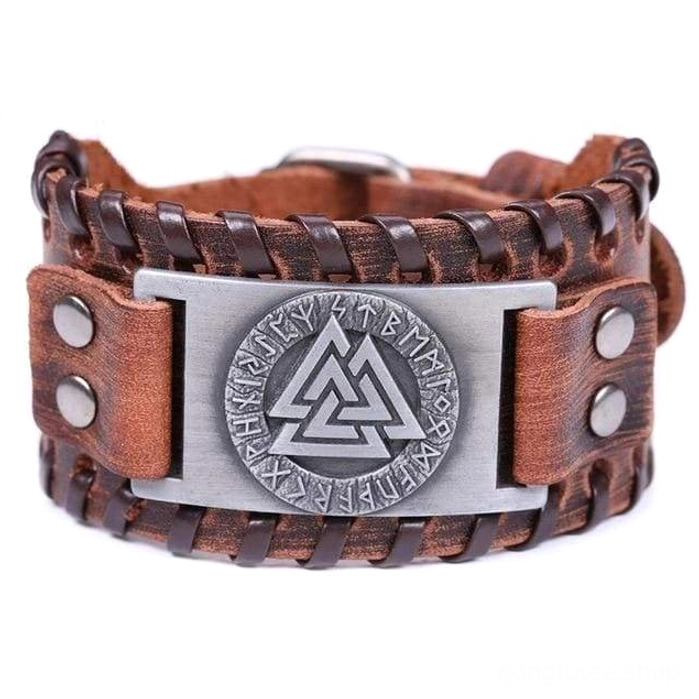 Nahaufnahme des gefertigten Wikinger Armband mit Valknut und Runenkreis