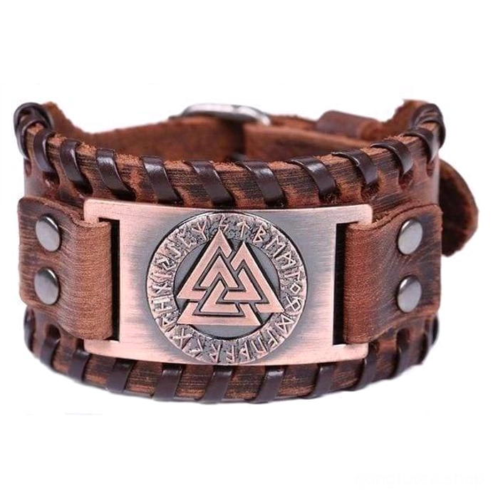 Detailansicht des Metallschildes mit Wikinger Valknut Symbol auf dem Lederarmband