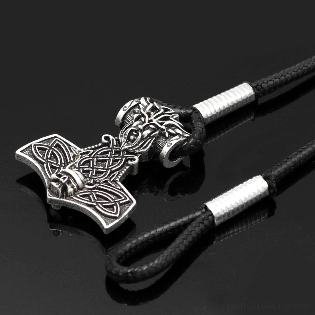 Wikinger Armband mit Mjolnir, Detailansicht der Mjolnir-Gravur mit Wikinger Kopf