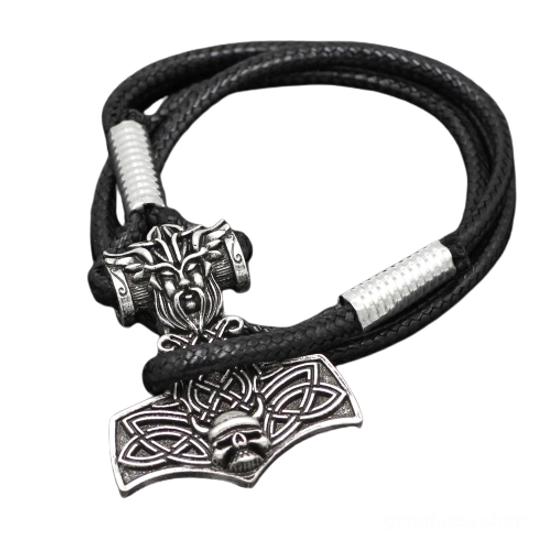 Wikinger Armband mit Mjolnir, freigestellt auf weißem Hintergrund