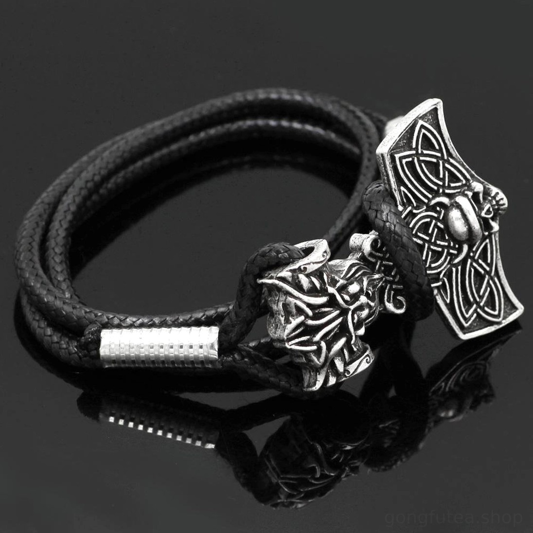 Wikinger Armband mit Mjolnir getragen am Handgelenk
