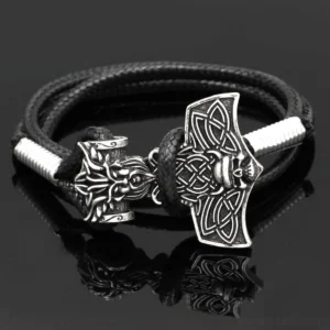 Wikinger Armband mit Mjolnir aus schwarzem Leder und silbernem Metall, Nahaufnahme der Gravur