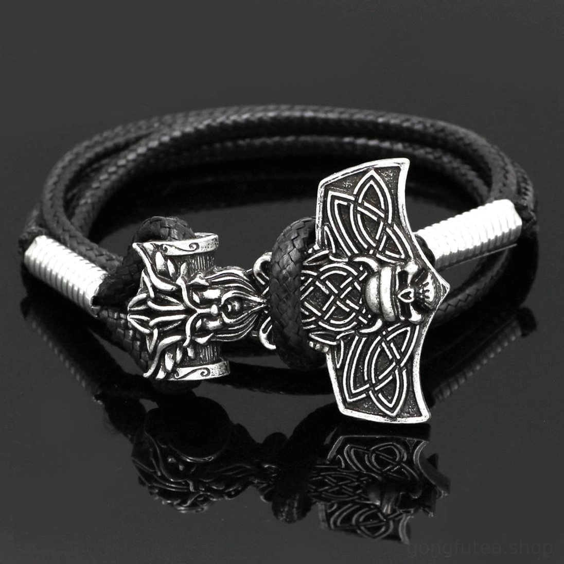 Wikinger Armband mit Mjolnir aus schwarzem Leder und silbernem Metall, Nahaufnahme der Gravur