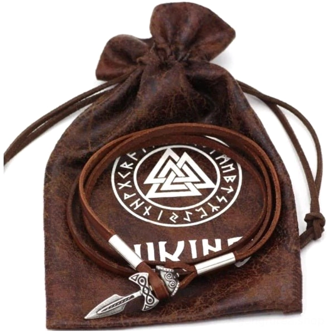 Wikinger Armband mit traditionellen Gravuren auf dem Metall Schwert