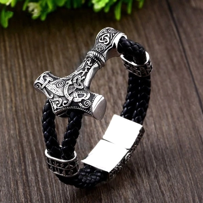 Nahaufnahme vom Thors Hammer Mjolnir Amulett des Wikinger Armbands