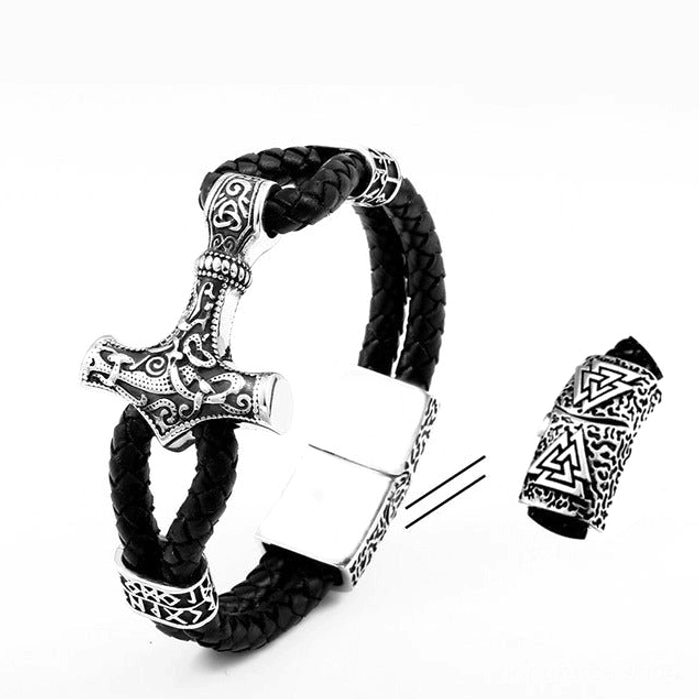 Seitenansicht des Wikinger Armbands mit Runen und Mjolnir