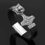 Wikinger Armband mit Mjölnir und Wolf aus schwarzem Leder und Edelstahl, Nahaufnahme