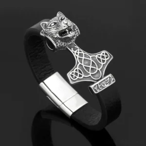 Wikinger Armband mit Mjölnir und Wolf aus schwarzem Leder und Edelstahl, Nahaufnahme