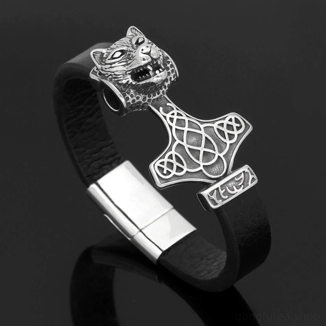 Wikinger Armband mit Mjölnir und Wolf aus schwarzem Leder und Edelstahl, Nahaufnahme