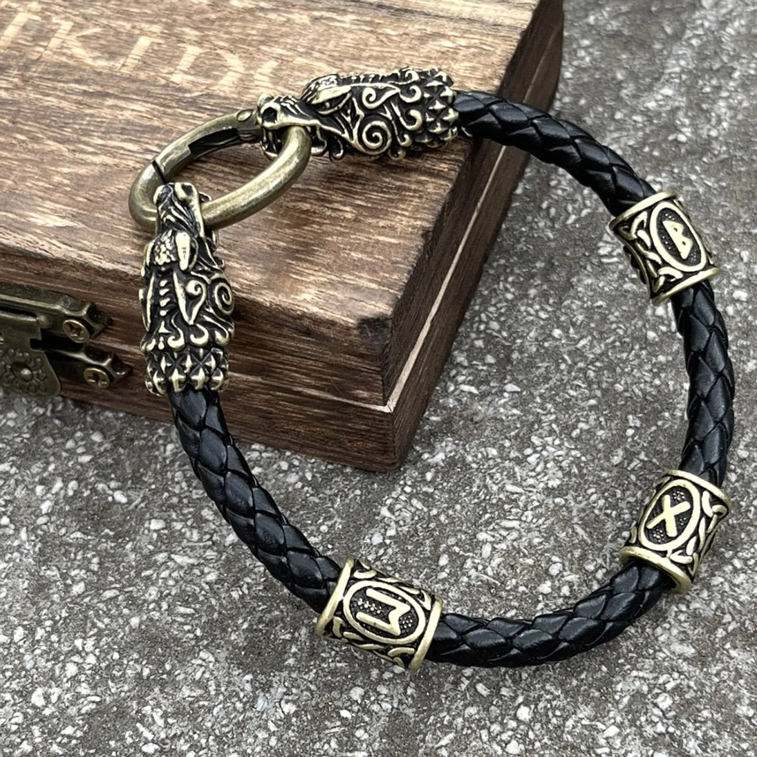 Nahaufnahme der Wolfsköpfe am Wikinger Armband, handgefertigtes nordisches Schmuckstück