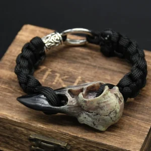 Detailansicht vom Raben Schädel am Wikinger Armband