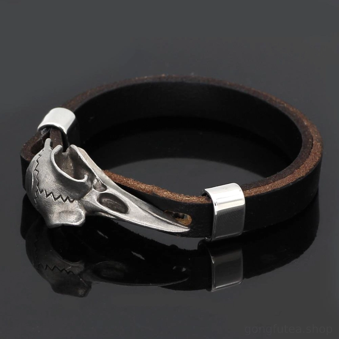 Detaillage des Rabenschädels am Wikinger Leder Armband