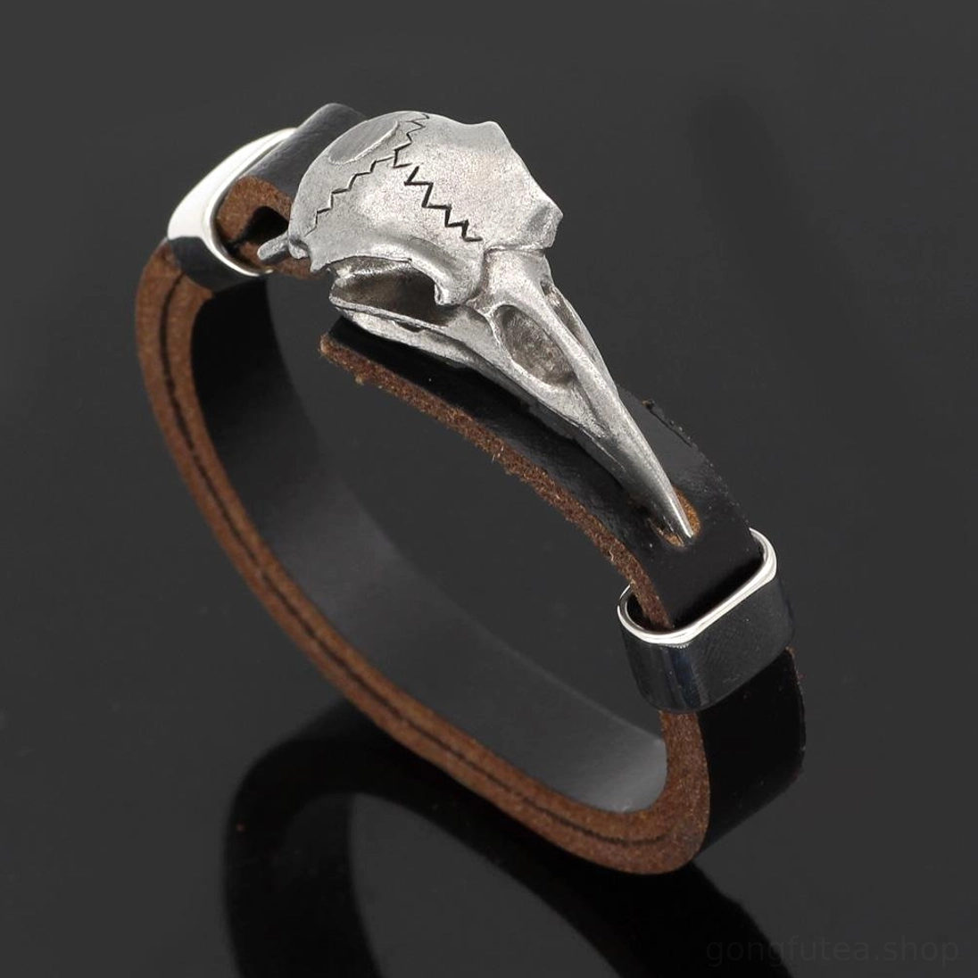Wikinger Armband Rabenschädel Nahaufnahme des Edelstahl Motivs