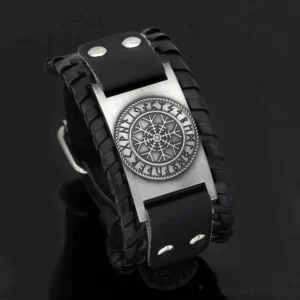 Nahaufnahme des Runenkreis-Anhängers am Wikinger Armband aus Leder