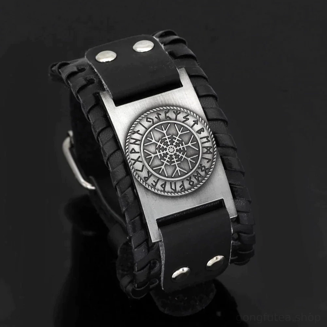 Nahaufnahme des Runenkreis-Anhängers am Wikinger Armband aus Leder