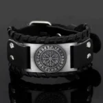 Wikinger Armband mit Schreckenhelm, schwarzes Leder, silberner Metallanhänger mit Runen