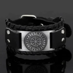 Wikinger Armband mit Schreckenhelm, schwarzes Leder, silberner Metallanhänger mit Runen