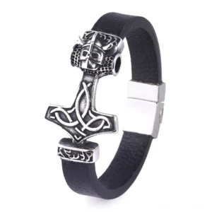 Detailansicht Wikinger Armband mit Mjölnir Thorshammer, traditionelles nordisches Lederarmband
