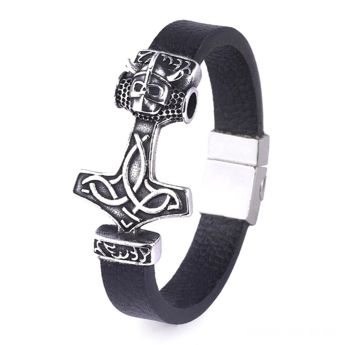 Detailansicht Wikinger Armband mit Mjölnir Thorshammer, traditionelles nordisches Lederarmband