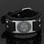 Wikinger Armband Triskelion aus Leder mit Odin Symbol auf natürlichem Hintergrund