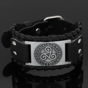 Wikinger Armband Triskelion aus Leder mit Odin Symbol auf natürlichem Hintergrund
