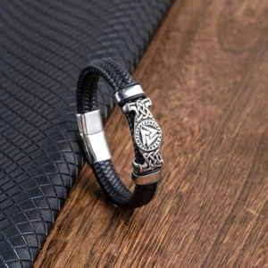 Wikinger Armband mit schwarzem Leder und silbernem Valknut Knoten auf Handgelenk