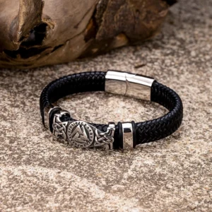 Nahaufnahme vom silbernen Valknut Symbol auf dem Wikinger Armband