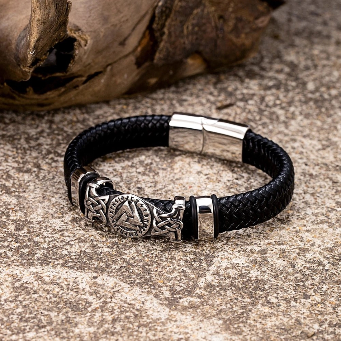 Nahaufnahme vom silbernen Valknut Symbol auf dem Wikinger Armband