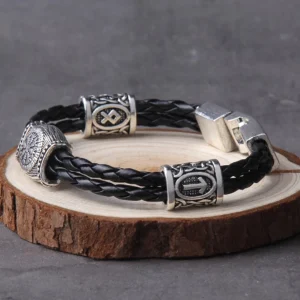 Nahaufnahme des Vegvisir Symbols und Runen Perlen am Wikinger Lederarmband