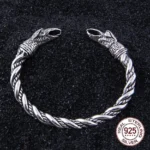 Wikinger Armreif aus 925 Silber mit Odins Raben in Holzgeschenkbox