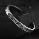 Wikinger Armreif mit antikem Blattmuster aus 316L Edelstahl