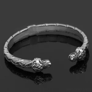 Detailansicht der Wolfsköpfe Wikinger Armreif
