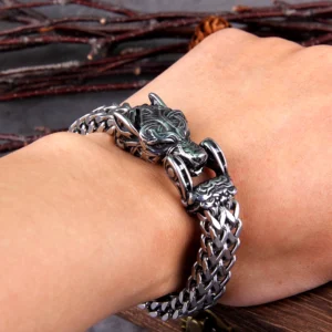 Detailansicht des Wikinger Armreif mit Norse Wölfen und feiner Gravur