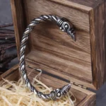 Wikinger Armreif aus Edelstahl mit Huginn und Muninn Rabenköpfen, verstellbar