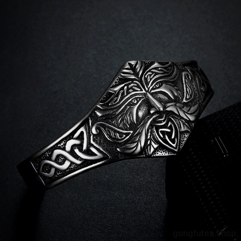 Wikinger Armreif Einherjer mit Keltenknoten auf dem Handgelenk getragen