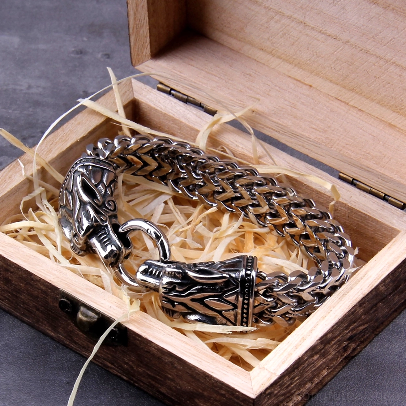 Detailansicht der Fenrir Wolfskopf Gravur von diesem handgefertigten Wikinger Armreif