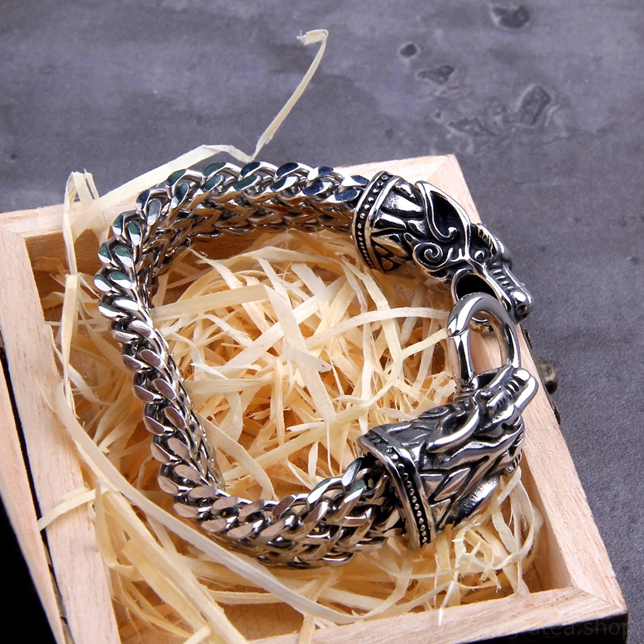 Handgefertigter Wikinger Armreif mit Fenrir Nordwolf Motiven aus rostfreiem Edelstahl