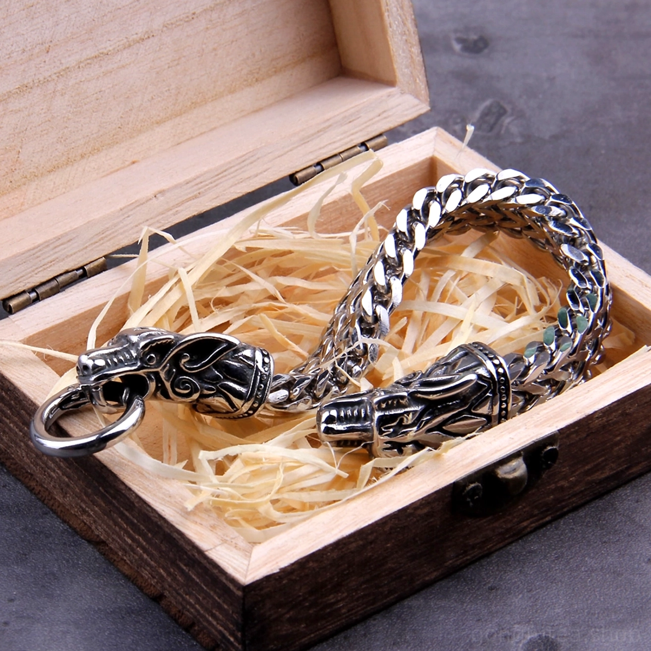 Gesamtansicht des Wikinger Armreif mit Fenrir Nordwolf Motiv aus Edelstahl