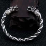 Wikinger Armreif mit detailreichen Fenrir Wolfsköpfen aus Edelstahl