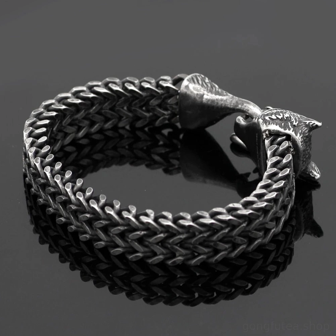 Handgearbeiteter Wikinger Armreif mit Wolfskopf Verschluss
