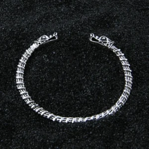 Wikinger Armreif Fenriswolf aus Sterlingsilber mit detaillierten Wolfskopf-Enden