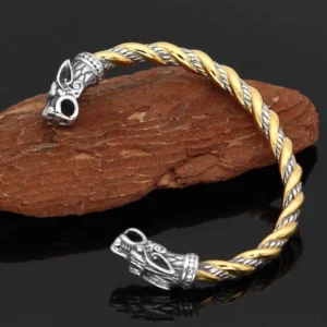 Wikinger Armreif mit gold verziehrung und gegenueberstehenden wolfskoepfen