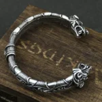 Wikinger Armreif Geri und Freki mit Wolfsköpfen, antikes silber, traditionelle nordische Knotenkunst
