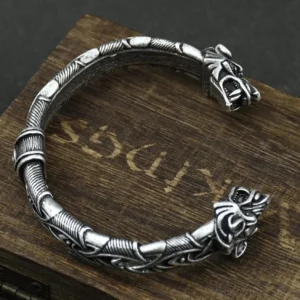 Wikinger Armreif Geri und Freki mit Wolfsköpfen, antikes silber, traditionelle nordische Knotenkunst