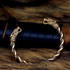 Detailansicht des goldenen Wikinger Armreif Nordwolf mit gedrehter struktur