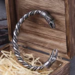 Wikinger Armreif mit Huginn und Muninn Raben aus Edelstahl, Detailansicht
